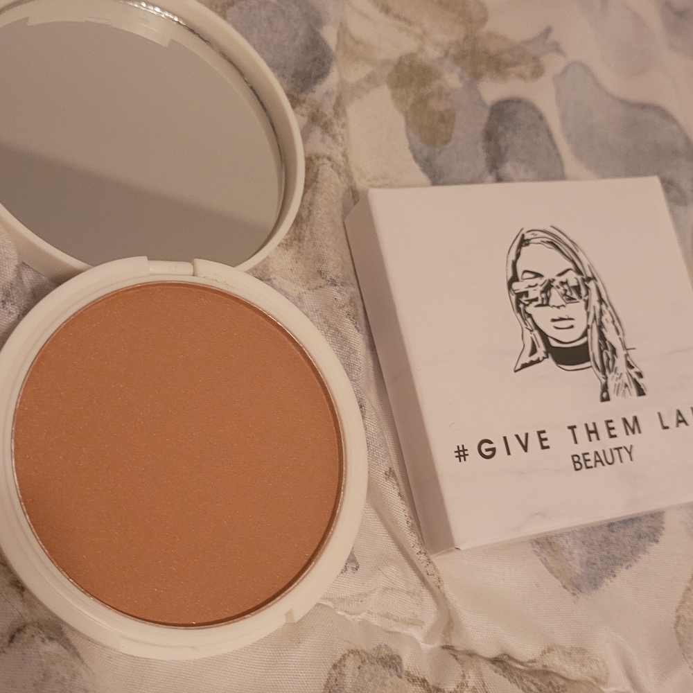 Give them Lala Beauty Bronzer